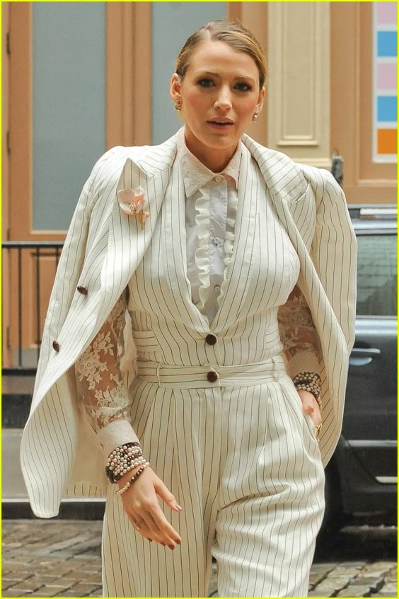 Blake Lively Looks Super Chic While Promoting Her Film \'A Simple Favor\' in NYC! | blake lively nyc august 2018 05 - Photo