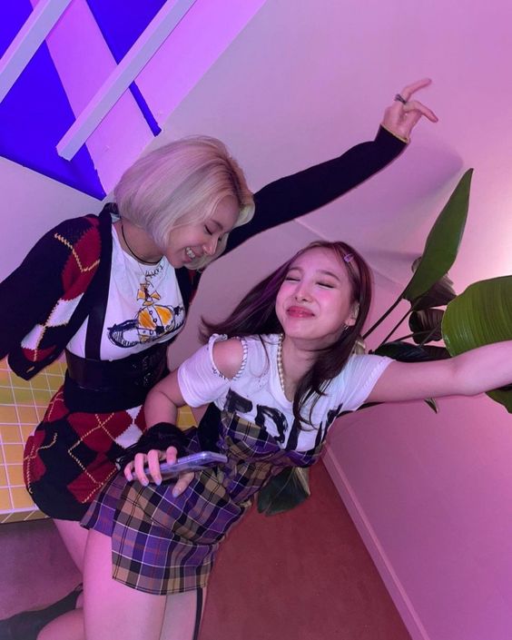 TWICE\'s Nayeon and Chaeyoung display a dreamy yet sensual vibe in the latest social media update