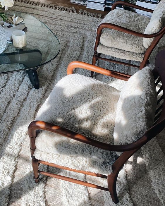 Johanna Bradford on Instagram: “Orimligt kär i dessa fåtöljer som blev bättre än vad jag vågat hoppas på efter några månader hos möbelsnickaren och tapetseraren 💫Länk till…”