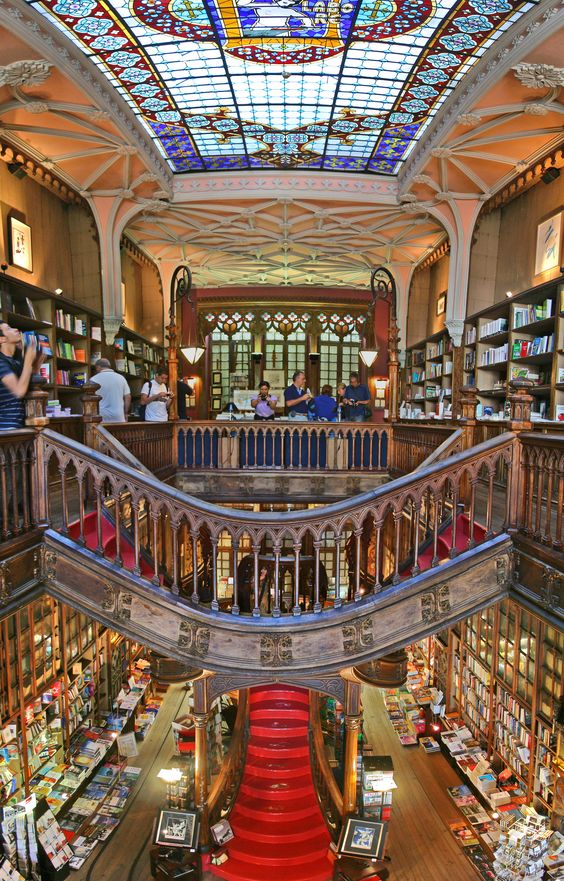 #LaRepublica Libraries. From Haarlem to Porto, let's discover them on the go An ancient neo-gothic style bookcase, the endless dark wooden shelves, stained glass windows and decorated ceilings. On display hundreds of books, many related to the history of Portugal and the wine tradition. #portoconvention #lello #port