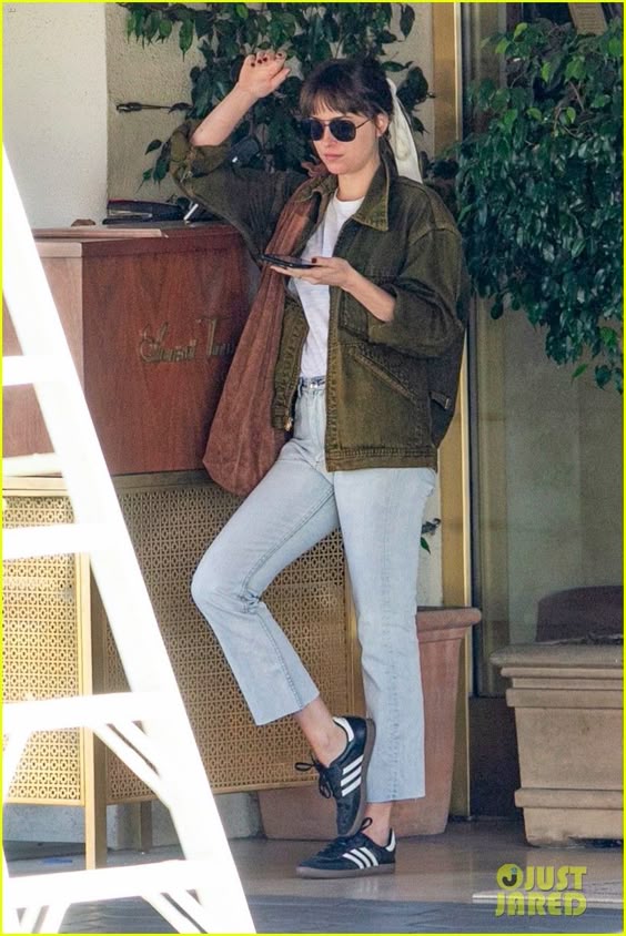 Dakota Johnson Looks So Happy Hanging Out with Her Brother Jesse | dakota johnson hangs with brother jesse 03 - Photo