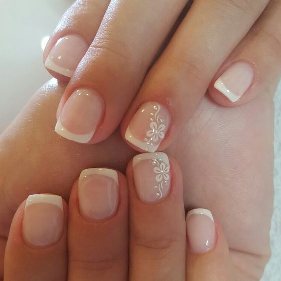 French Manicure Design French Manikure Mit Blumen Akzent Finger Akzent Blume Franzosische Manikure Designs Franzosische Manikure Nagelideen