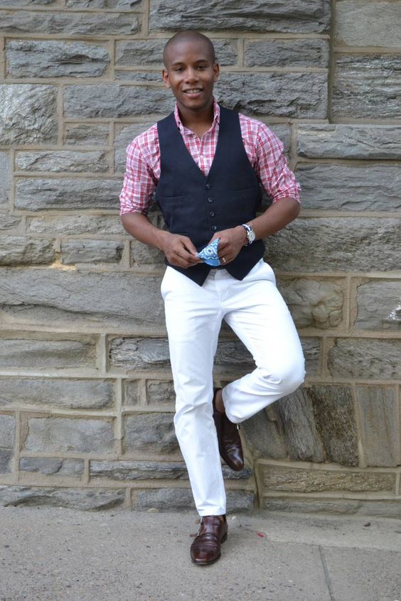 Look masculino usando sapato do estilo Monk Strap.