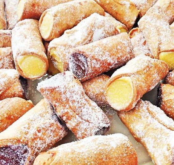 Cannoli é um doce tradicional siciliano que é perfeito e bem simples