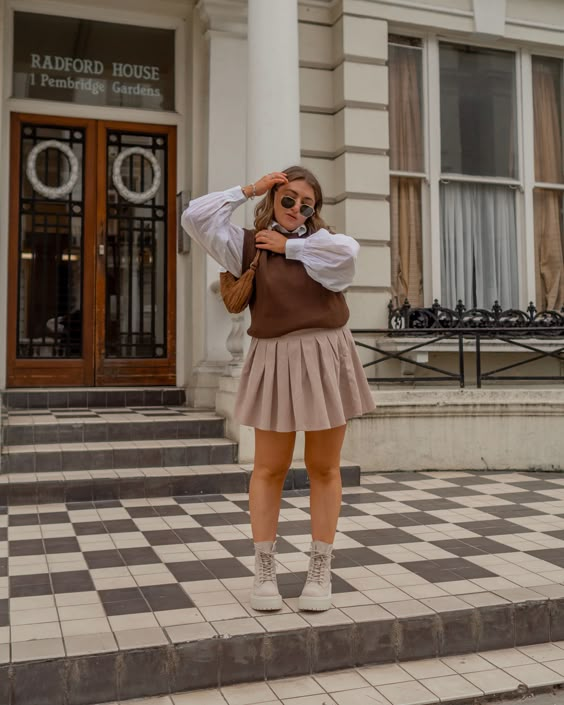 Short pleated skirt outfit ideas