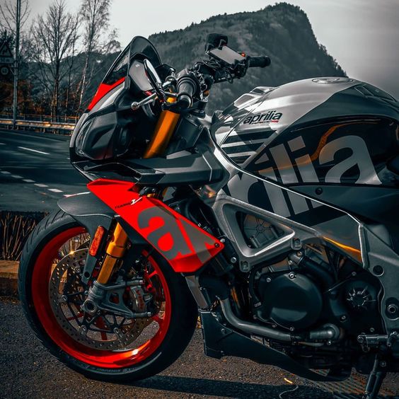 be 🅰️ racer 🇮🇹| Aprilia Tuono⚡ on Instagram: “can\'t think of a caption... 🤣🤷🏻\u200d♂️ _________________________________ 🏍️ Aprilia Tuono V4 1100 Factory 📸 Sony Alpha 6000 🇨🇭 Switzerland…”