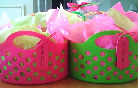 Love this blog- How to put together affordable, fantastic gift baskets. (Plus a lists of suggested items for different themes)! Pin now read later