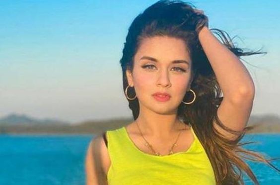 Avneet Kaur is a complete water baby; this video is a proof