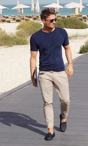 Camiseta básica azul marino con chinos