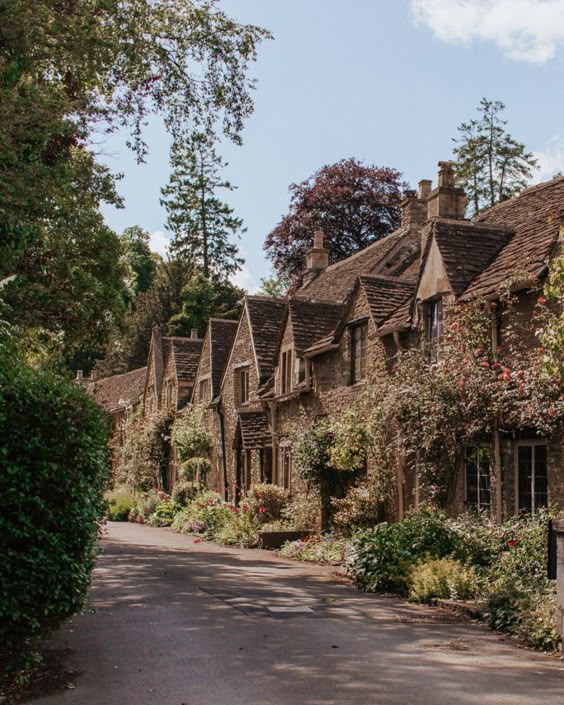 Visiting the Fairytale Cotswold Village of Castle Combe