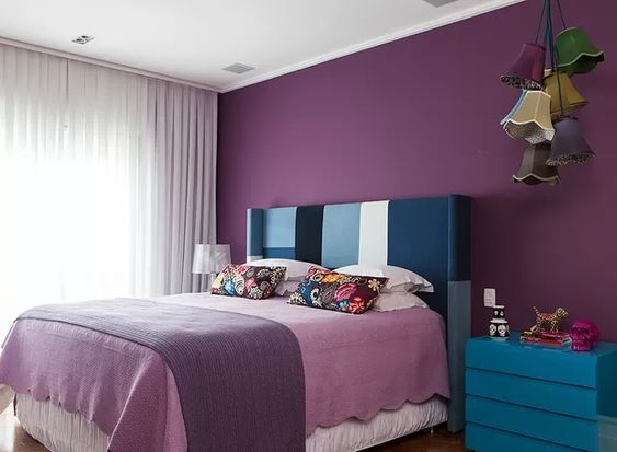 No quarto projetado pela arquiteta Andrea Murao, a cabeceira ganhou patchwork e mesa de cabeceira em tons de azul. Mas o roxo e o lilás são as cores protagonistas do cômodo, estão presentes na parede e na roupa de cama em diferentes gradações (Foto: Lufe Gomes/Editora Globo)
