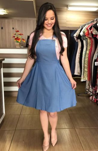 Vestido Classico confeccionado New Premium com elastano, modelagem Evase  , acabamento e costura no tom. Informações Adicionais:Tamanhos: 38 ao 42Cor: UnicaModelo: Vestido Evase Material:New Premium com elastanoFoto realizada com tamanho: P Enviamos seu pedido no mesmo dia se a compra for efetua até as 14:00h  * As cores das fotos podem variar de acordo com a configuração do seu monitor, bem como as condições de iluminação do estúdio fotográfico. * Os acessórios utilizados na produção das f...
