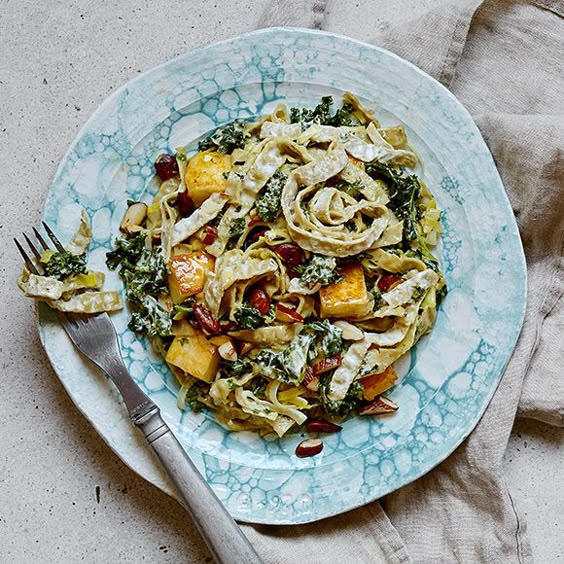 Bönpasta med halloumi och grönkål | Recept ICA.se