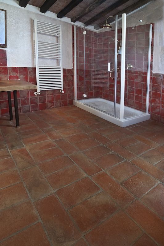 Pavimento In Cotto In Bagno Pavimenti Arredamento Rustico