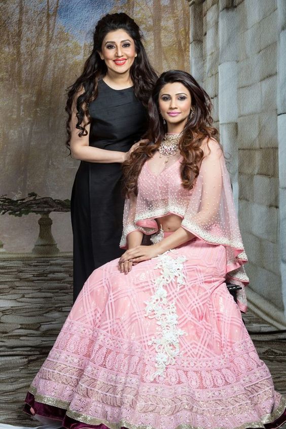 Beautiful Daisy Shah with her designer