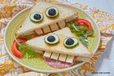 Monster-Toast /  â€žMama, was gibtÂ´s zum Abendessen? Oh, schon wieder Brot?â€œ â€“ Mit diesem witzigen Monster-Toast gehÃ¶ren lange Kinder-Gesichter beim Abendbrot der Vergangenheit an. Wie sie gemacht werden, verrÃ¤t unsere Bloggerin Carolin. Rezept: http://mamasmeal.de/2016/05/09/monster-toast/