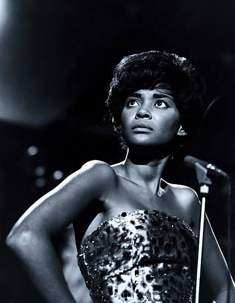 Nancy Wilson U S Jazz Singer In Concert Singing Into A Microphone Circa 1967 ナンシー ウィルソン ミュージックアーティスト ミュージシャン Nancy Wilson U S Jazz Singer In Concert Singing Into A Microphone Circa 1967 ナンシー ウィルソン ミュージックアーティスト ミュージシャン