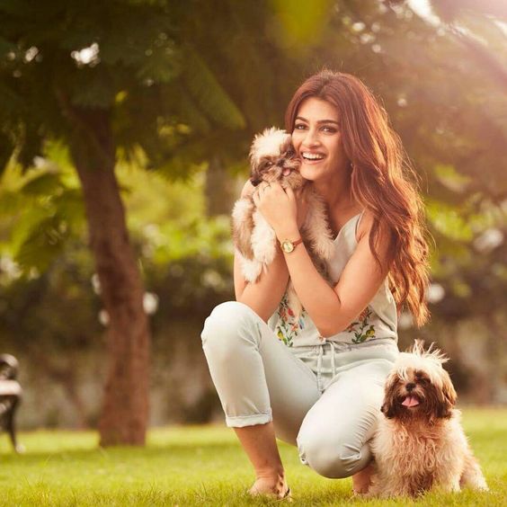 Kriti sanon with her cute dogs #KritiSanon #Bollywood #Pinkvilla #BollywoodLife