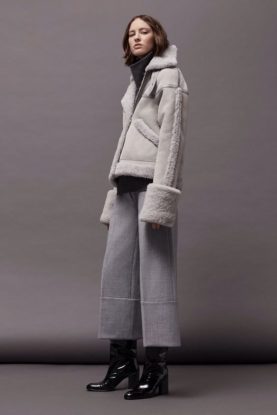 See the complete Victoria Victoria Beckham Fall 2017 Ready-to-Wear collection.