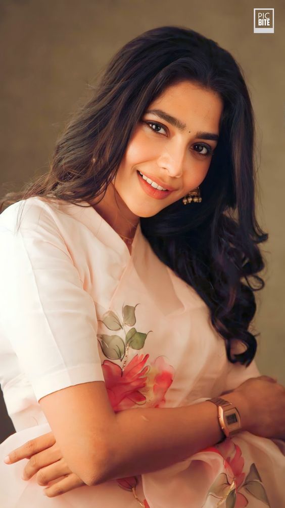 Aishwarya Lekshmi Wallpaper