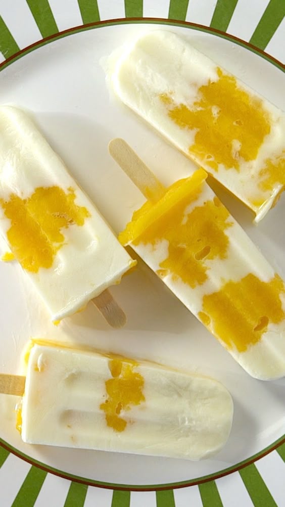 Receita fácil, rápida e saudável de picolé de manga com iogurte que leva apenas 4 ingredientes!