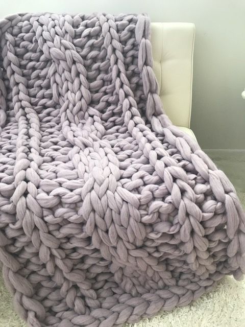 These Are The Easiest Tutorials For That Chunky Knit Blanket Everyone Loves Chunky Knit Blanket Diy Diy Knit Blanket Chunky Knit Blanket