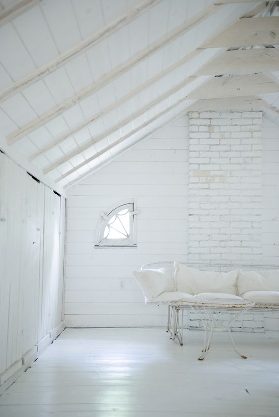 All white minimal decor in this rustic minimal room by Leanne Ford. #allwhite #minimaldecor #LeanneFord