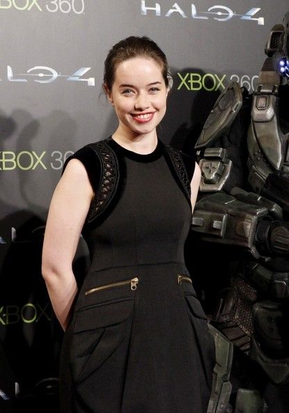 Anna Popplewell Photos - *NO CANADA RIGHTS*.Tom Green and Anna Popplewell promote \'Halo 4: Forward Unto Dawn\' at the Callao cinema. - Tom Green and Anna Popplewell Promote Halo
