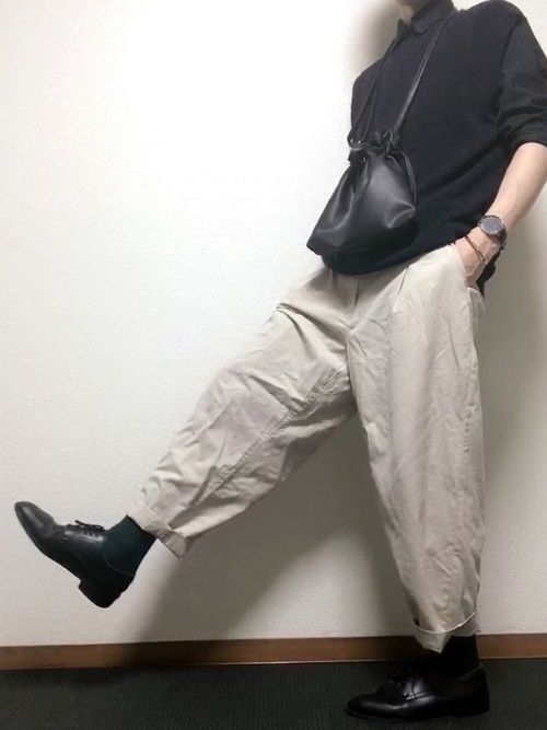 紺ニットベスト 黒シャツ ワイドパンツ ソックス緑色なのが地味なポイント 黒 シャツ ニットベスト パンツ 紺ニットベスト 黒シャツ ワイドパンツ ソックス緑色なのが地味なポイント 黒 シャツ ニットベスト パンツ