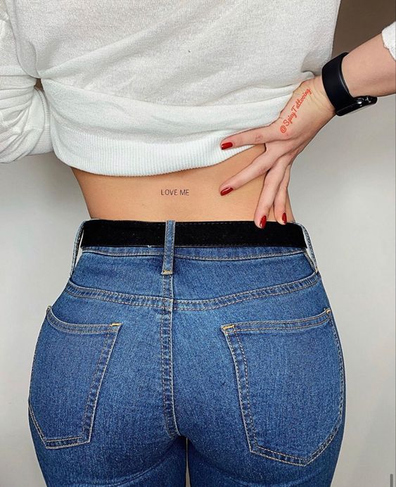 18 Tattoos pequeños que se verán lindos toda tu vida  Tatuajes finos para  mujeres, Tatuajes laterales para mujeres, Tatuajes pequeños para chicos