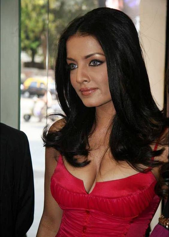 Celina Jaitley sexy photos, Celeina Jaitley hot red dres picture