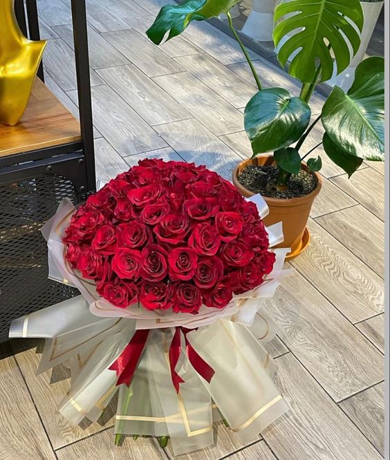 باقة ورد حمراء ❤️