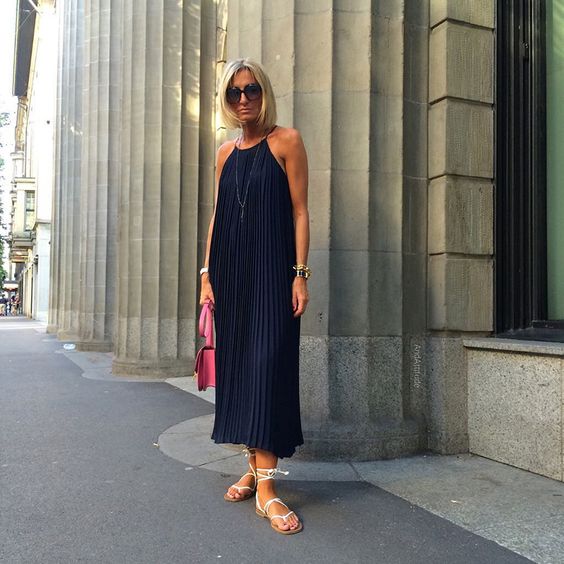 4. Aqui, A. usa um vestido plissado azul marinho de alcinhas bem minimalista. Pra completar o look, rasteira com amarração e bolsa a tiracolo pink. Foto @andattitude