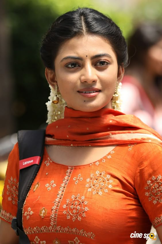 Anandhi (2)