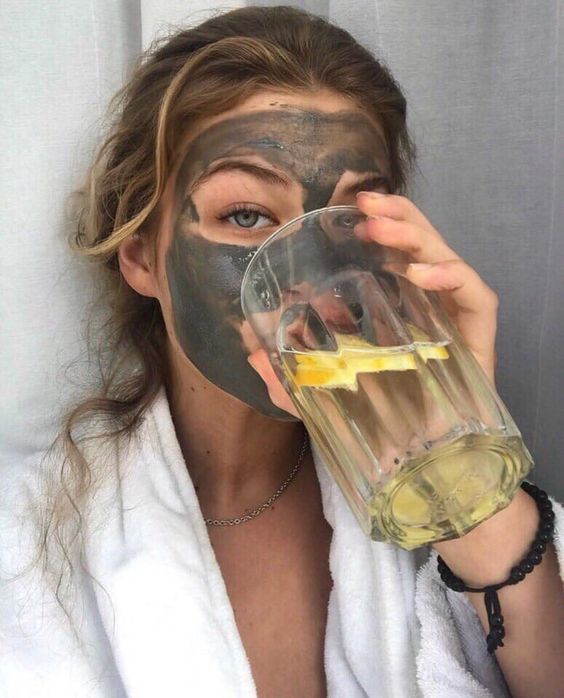 A argila combate cravos, espinhas, manchas na pele, rugas, linhas de expressão, além de ajudar no combate as estrias! Clica aqui e ver mais sobre esse potente produtinho! beleza - dicas de beleza - pele linda - sem espinhas - pele oleosa