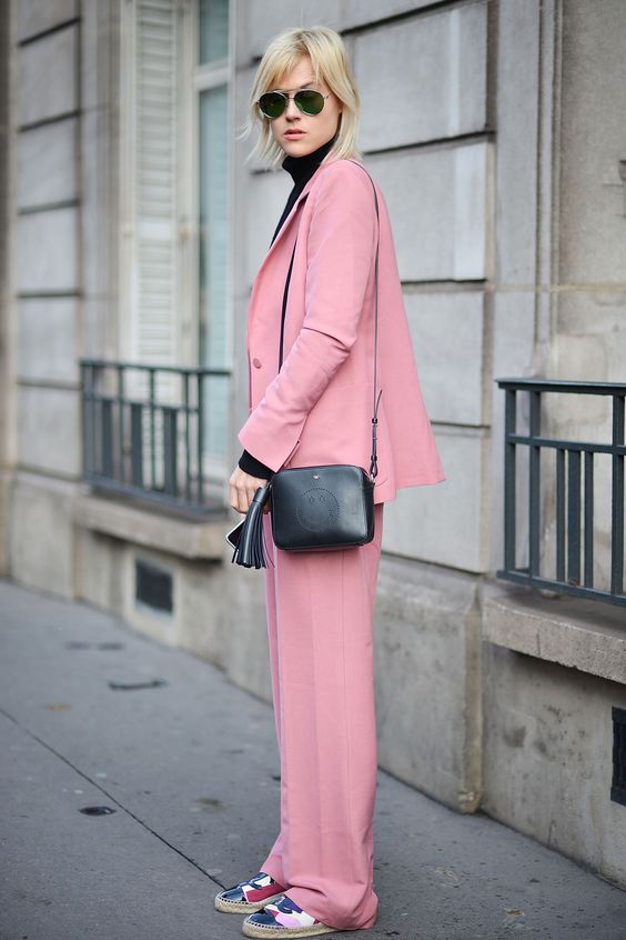 Paris Fashion Week street style, rose quartz, look monocromático, rosa, alfaiataria, tênis, bolsa a tiracolo