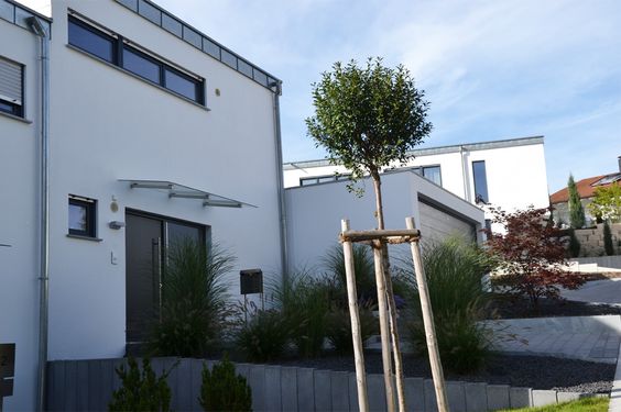 Heim Galabau Moderne Gartengestaltung am Hang Eingang - garageneinfahrt am hang Heim Galabau Moderne Gartengestaltung am Hang Eingang - garageneinfahrt am hang