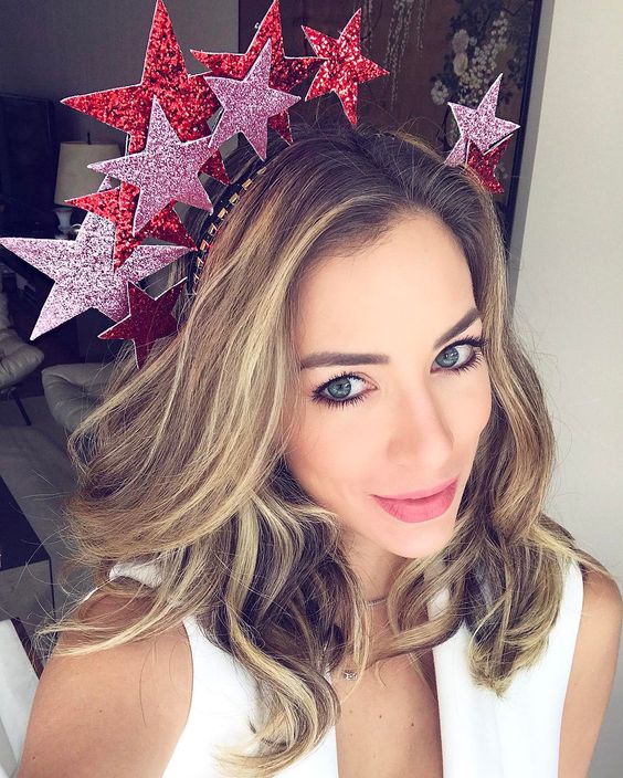 Quem aí também já está com a cabeça no Carnaval? Tem post no blog { www.dojeitoh.com.br } com várias ideias de looks para aproveitar os dias de folia! E o que essa cabeça da @tulacasqueteria está linda!!!! Foi minha escolha para esse ano! Assim não precisa nem de fantasia né?