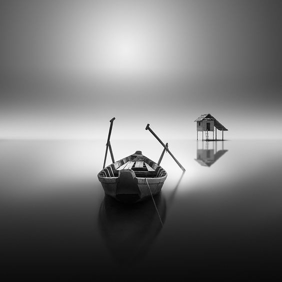 Le delicate foto in bianco e nero di Vassilis Tangoulis | Collater.al