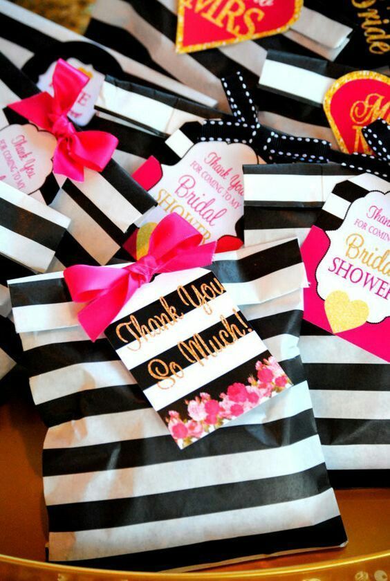 Te Agrada Esta Idea Para Despedida De Soltera En Nuestro Post Verás Muchás Más Ideas Para Desped White Bridal Shower Bridal Shower Invitations Bridal Shower