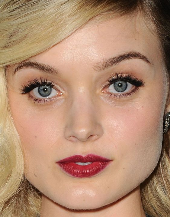 Close-up of Bella Heathcote at the 2015 ELLE Women in Hollywood Awards.