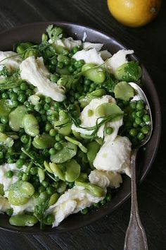 Salade de fèves petits pois et mozzarella, relevée à la coriandre et moutarde