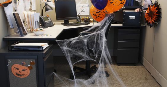 Como pendurar teias de aranha falsas. Poucas coisas são a cara do Dia das Bruxas como uma varanda ou arbusto coberto de teias falsas. Contudo, embora uma teia bem feita possa provocar arrepios em alguém, uma teia mal feita parecerá mais com fios de algodão. O truque para fazer uma boa teia de aranha é esticá-la o quanto puder e fixá-la da maneira correta em pontos variados.
