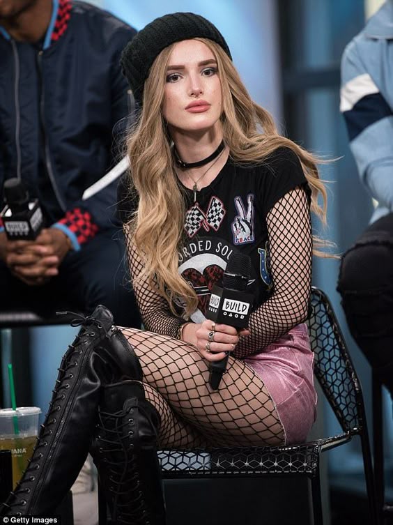 She’s gone blonde! Bella Thorne ditches grungy green ‘do