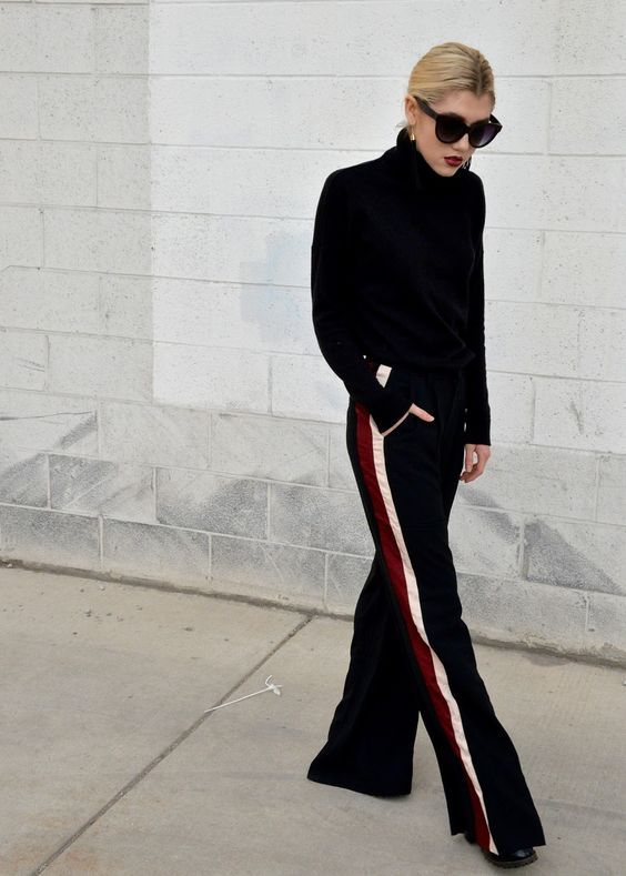 Suéter y tacones para un look más formal. Si tienes una junta importante o sólo quieres verte más formal de lo normal, combina tus pantalones con franja lateral con suéter y tacones. puedes agregar textura al suéter y lucirás perfecta para la oficina.