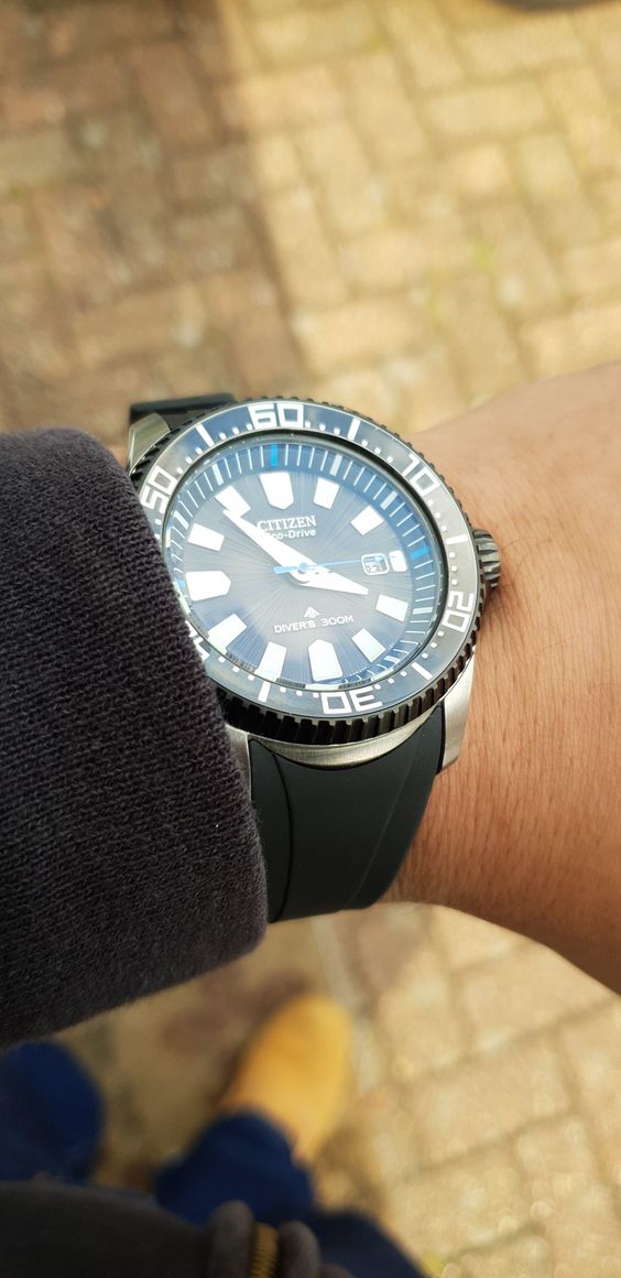 Sunburst black dial, ecodrive technology, 300m water resistance.