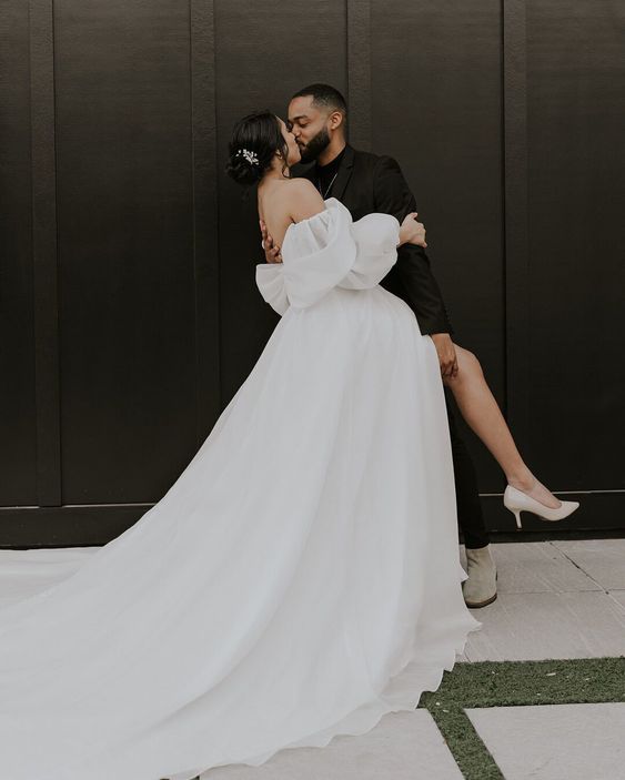 Calling all modern brides! If you dream of having a classic yet rustic wedding, this celebration with lush florals, elegant tablescapes, and sophisticated fashion is definitely for you. See more wedding inspiration at rusticweddingchic.com Photo | @sufiahuqportraits Models | @laila.h_ & @chrisxroyster Planner | @trulyyourscoordinator Hair | @cristals_shearhouse MUA | @saraitiradobeauty Dress | @theorybridalhouse Venue | @theblackbarnorlando Florals | @eventbosscfl