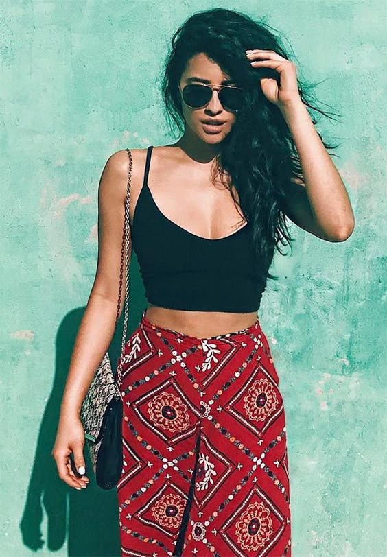 Idée et inspiration look dâété tendance 2017 Image Description Street style look Shay Mitchell