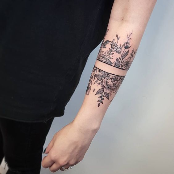 Tatuaggio Spazio Negativo Scopri I 50 Tatuaggi In Bianco E Nero Più Incredibili Le Migliori Forearm Band Tattoos Cuff Tattoo Arm Band Tattoo