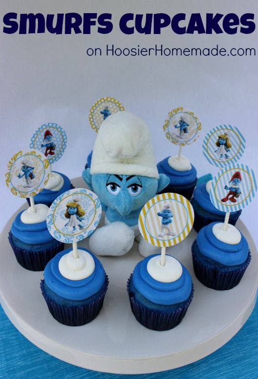 The kids will love these fun and easy to make Smurfs Cupcakes! Recipe and Instructions on HoosierHomemade.com #cupcakes #Smurfs